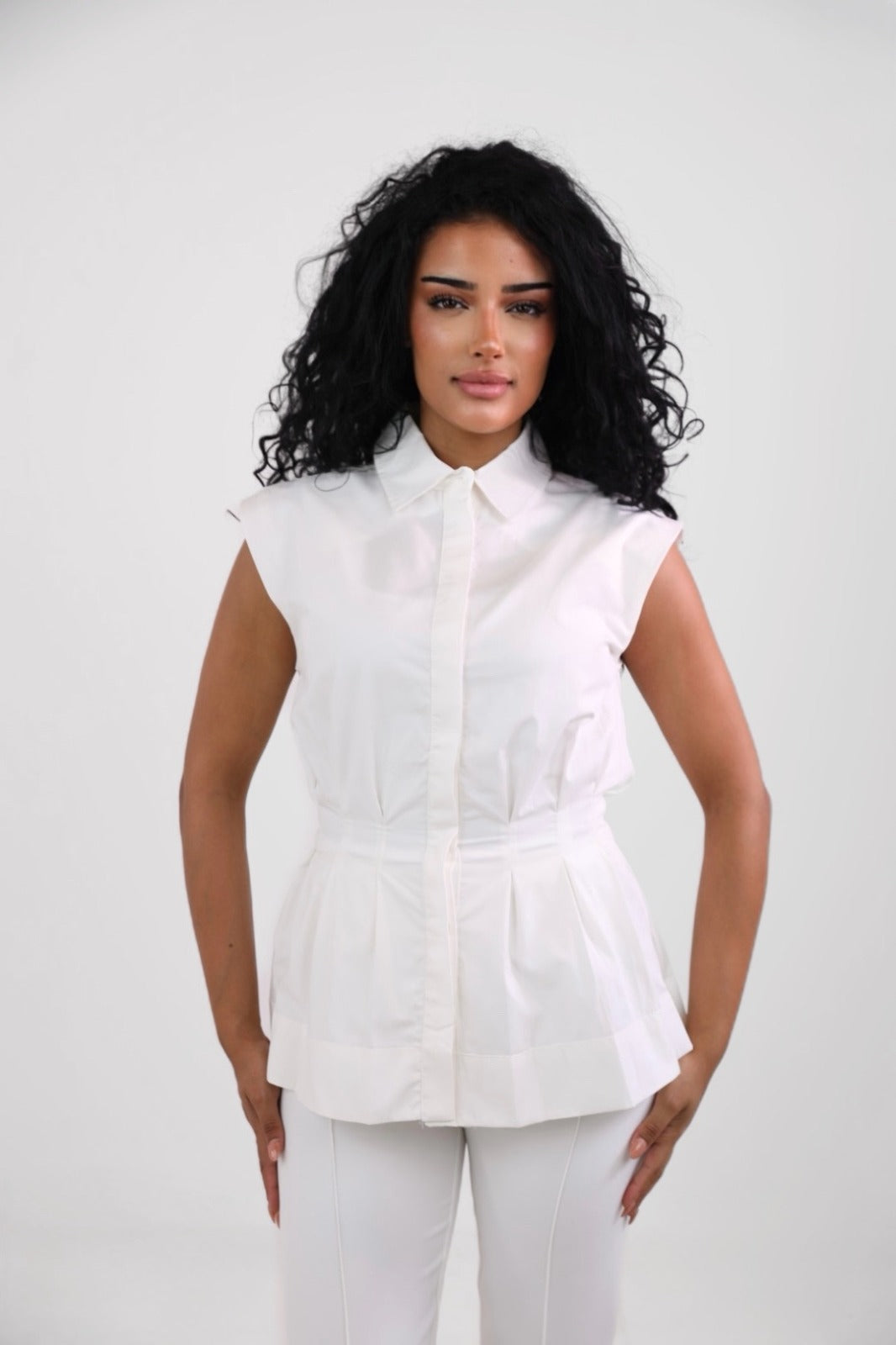 Sleeveless shirt with a gathered waist