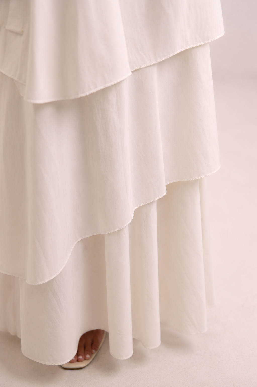 Long-sleeved dress with a ruffled hem and an elasticated waist.