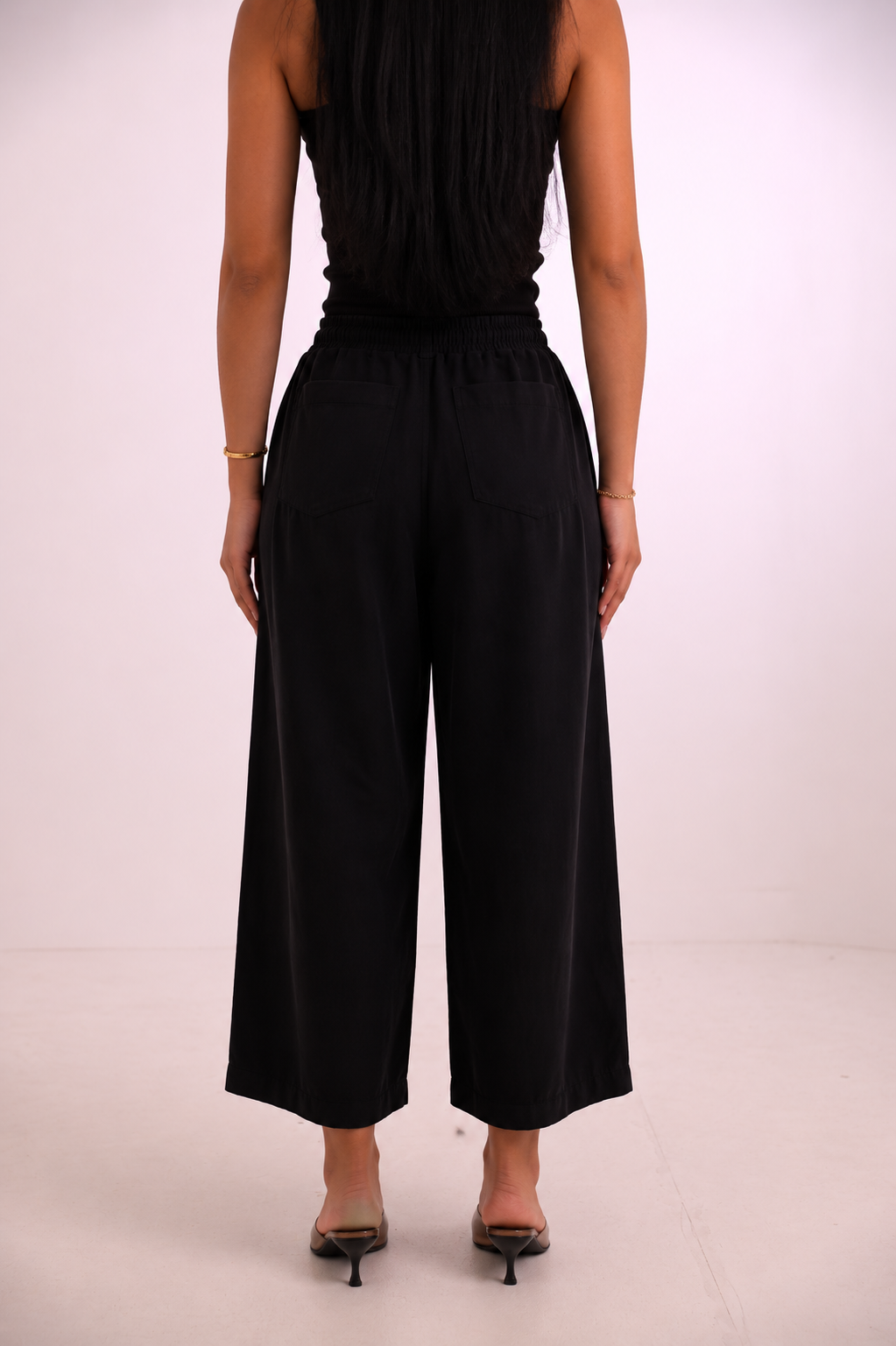 Short pants with tie waist