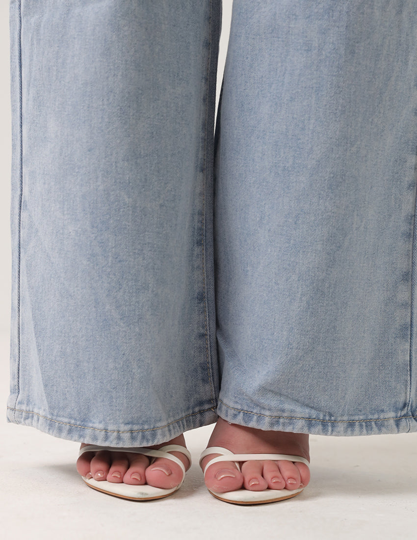 بنطال جينز بقصّة مستقيمة