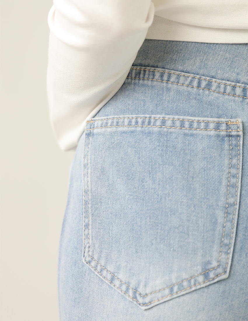 بنطال جينز بقصّة مستقيمة