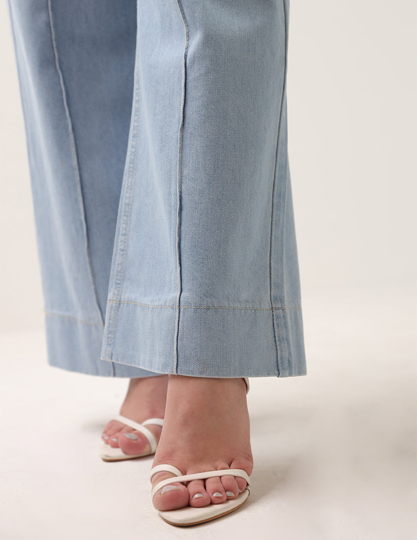 بنطال جينز واسع الساق