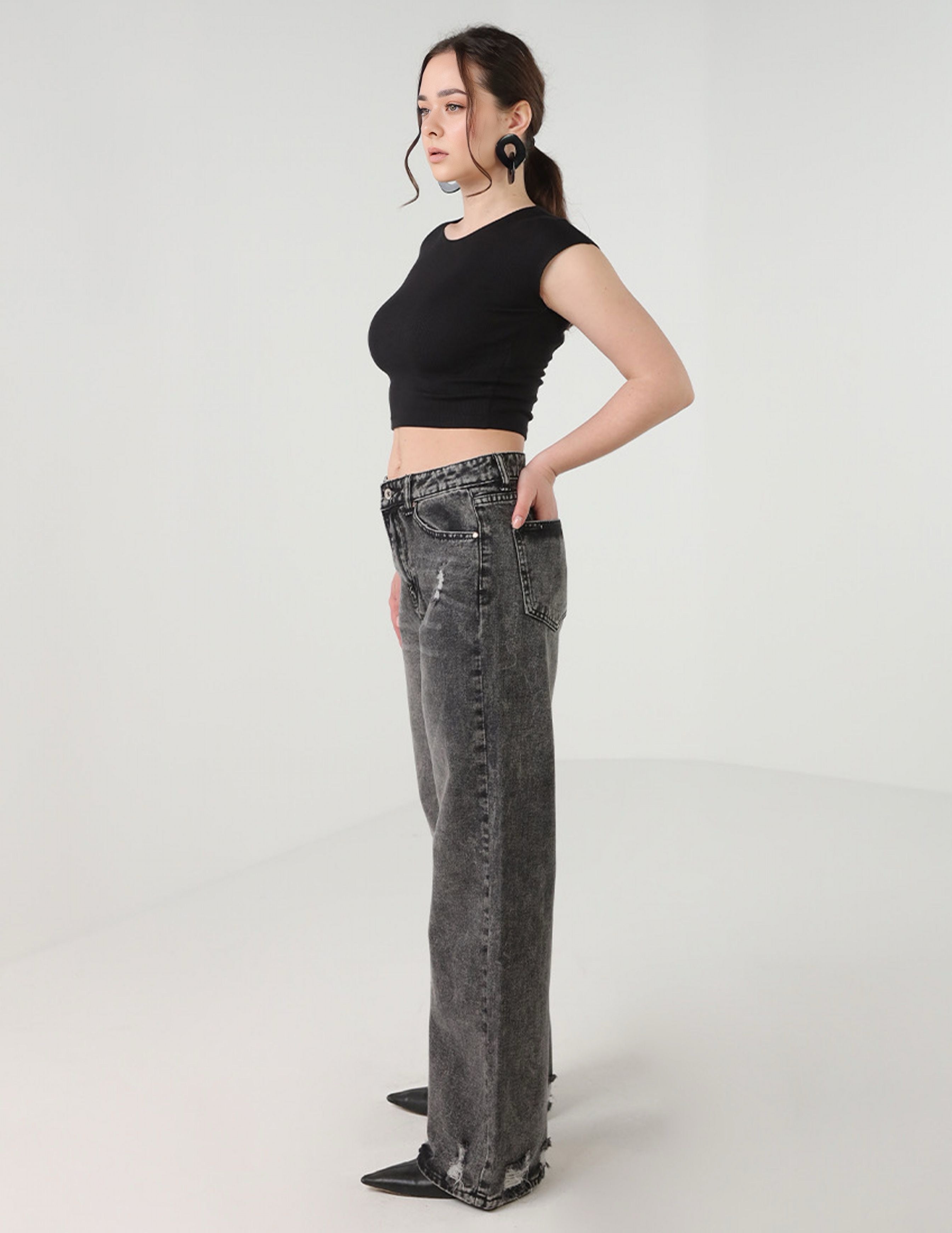 بنطال جينز مستقيم الساق باللون الرمادي الداكن