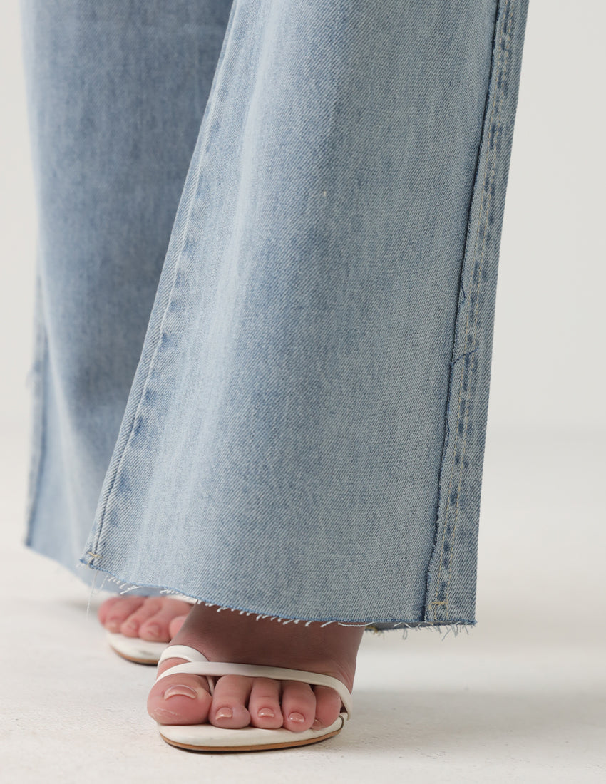 بنطال جينز واسع الساق