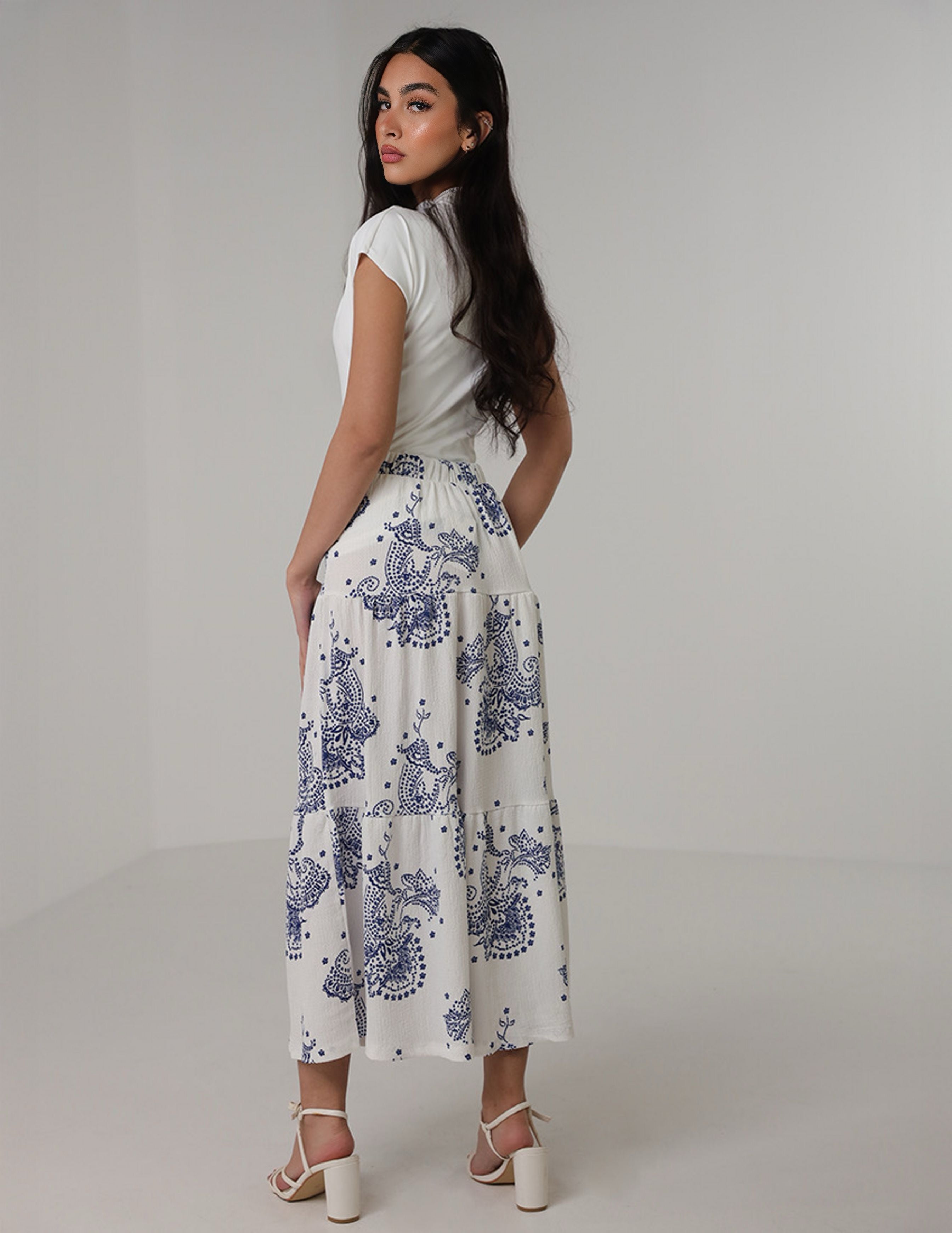 تنورة متعددة الطبقات مطبوعة بنقشة