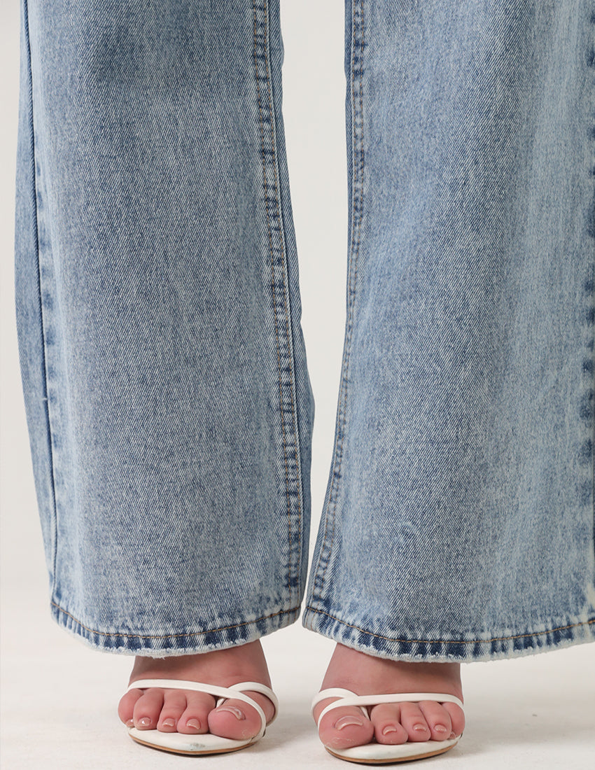 بنطال جينز أزرق واسع الساقين