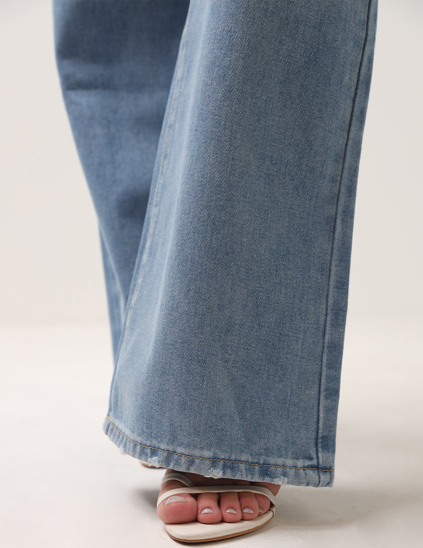 بنطال جينز أزرق واسع الساقين