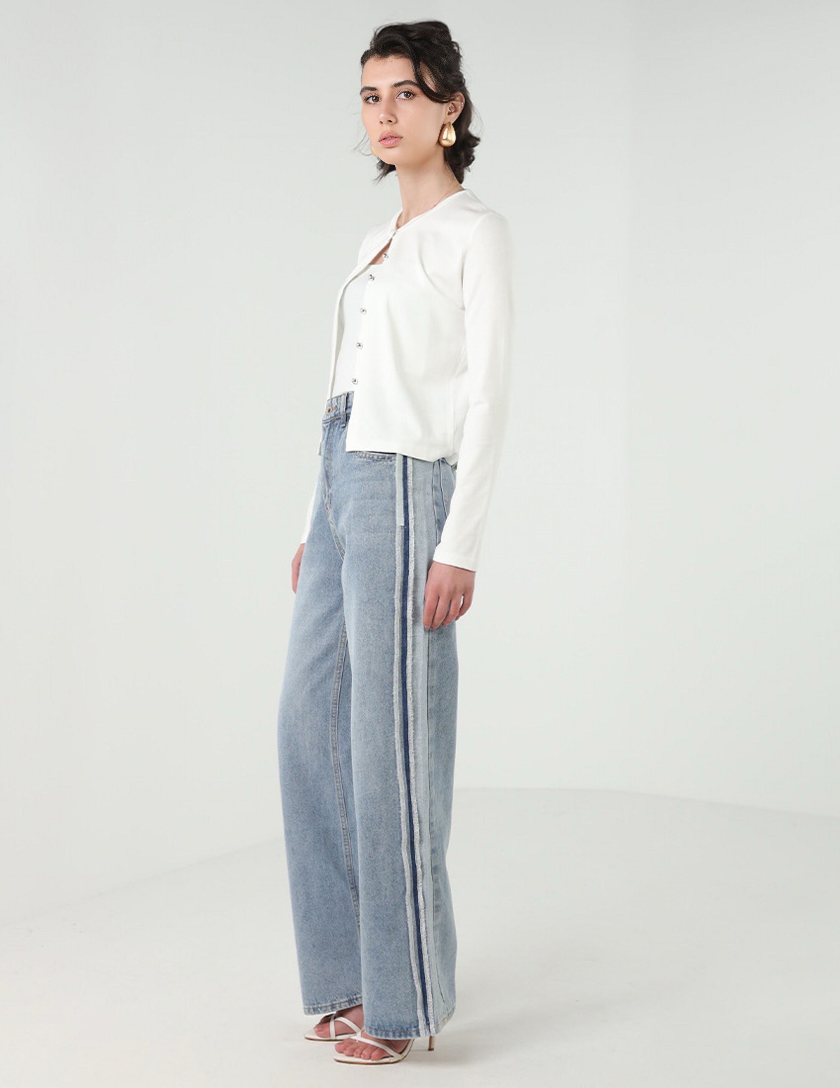 بنطال جينز أزرق واسع الساقين