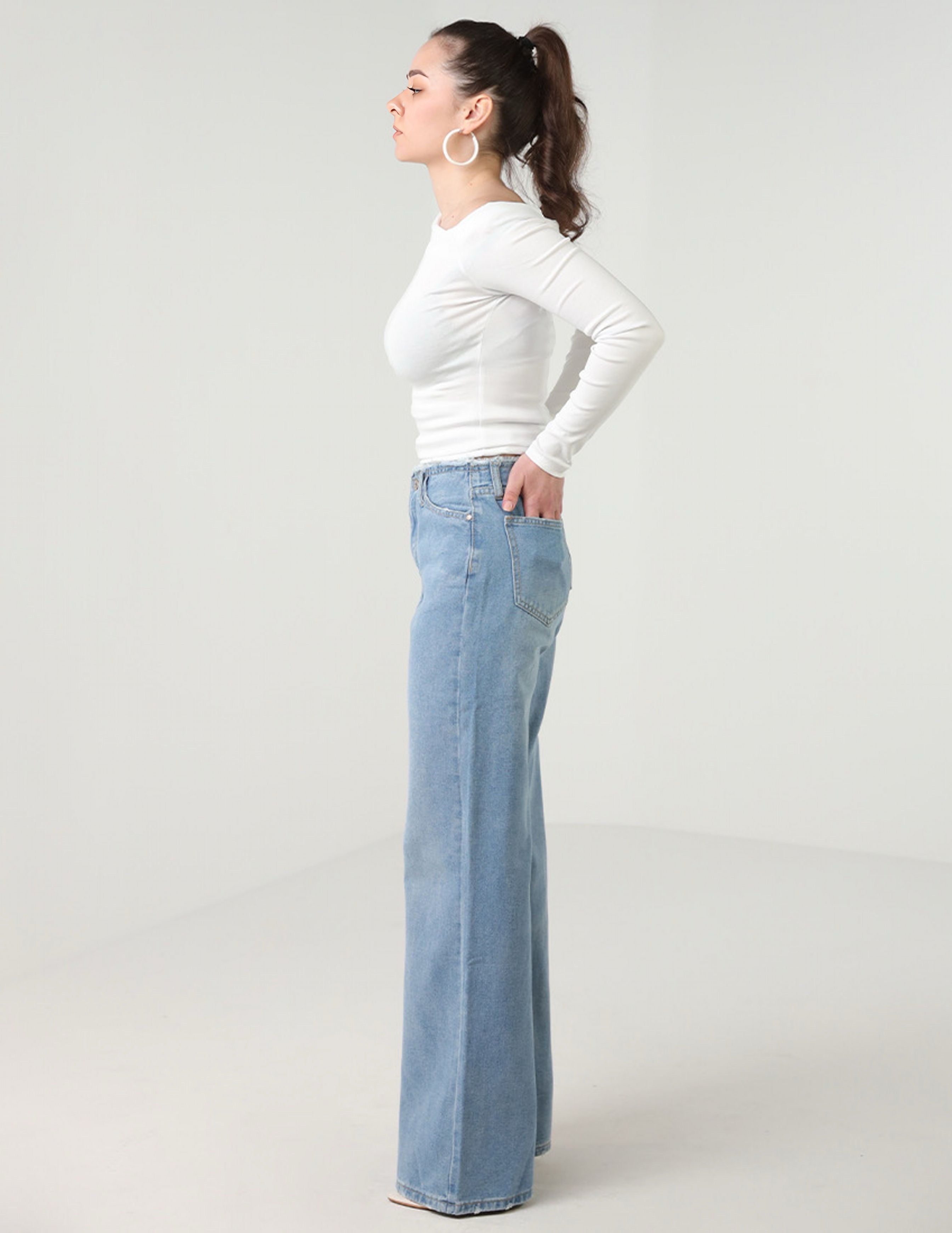 بنطال جينز أزرق واسع الساقين