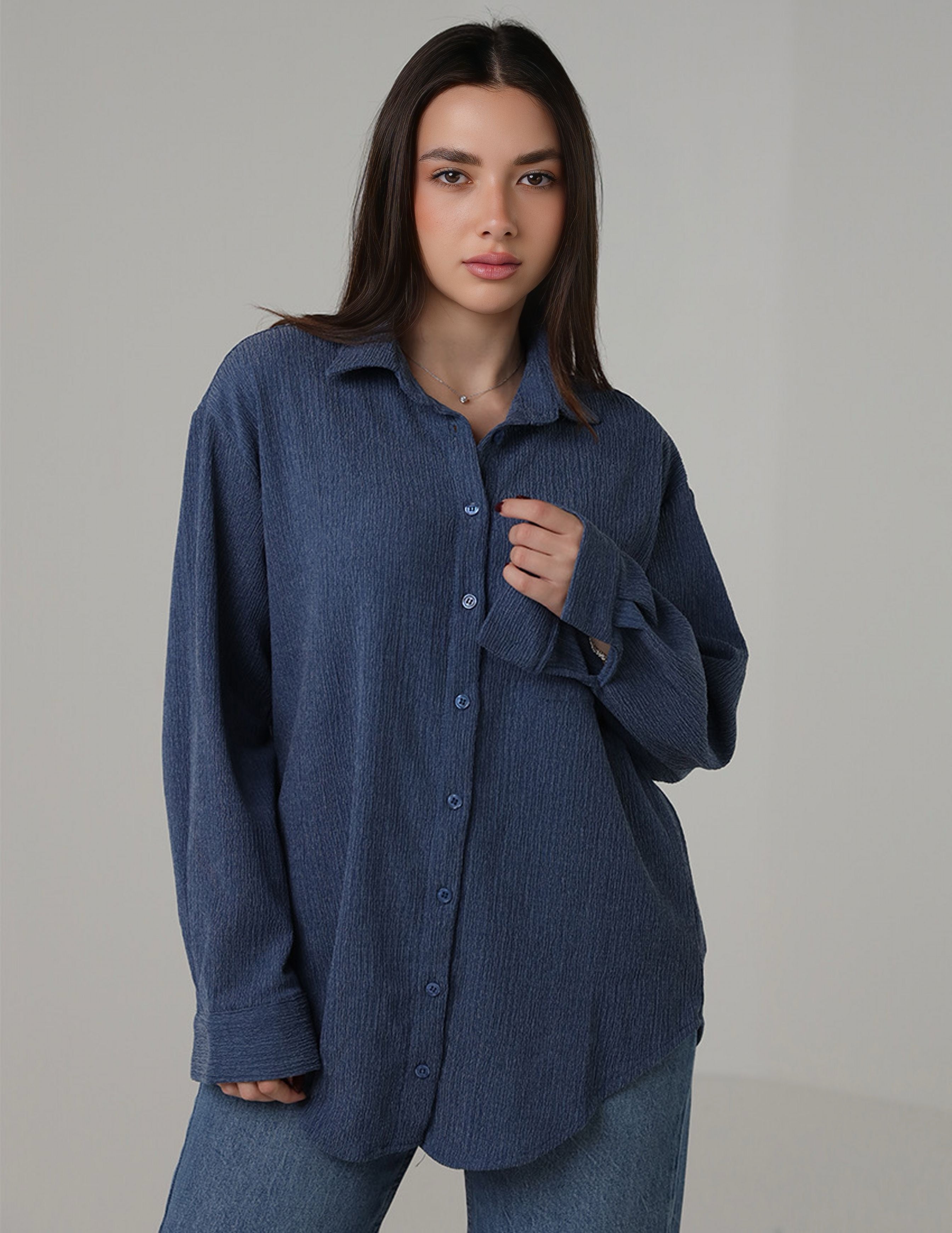 قميص بأزرار مع جيب أمامي