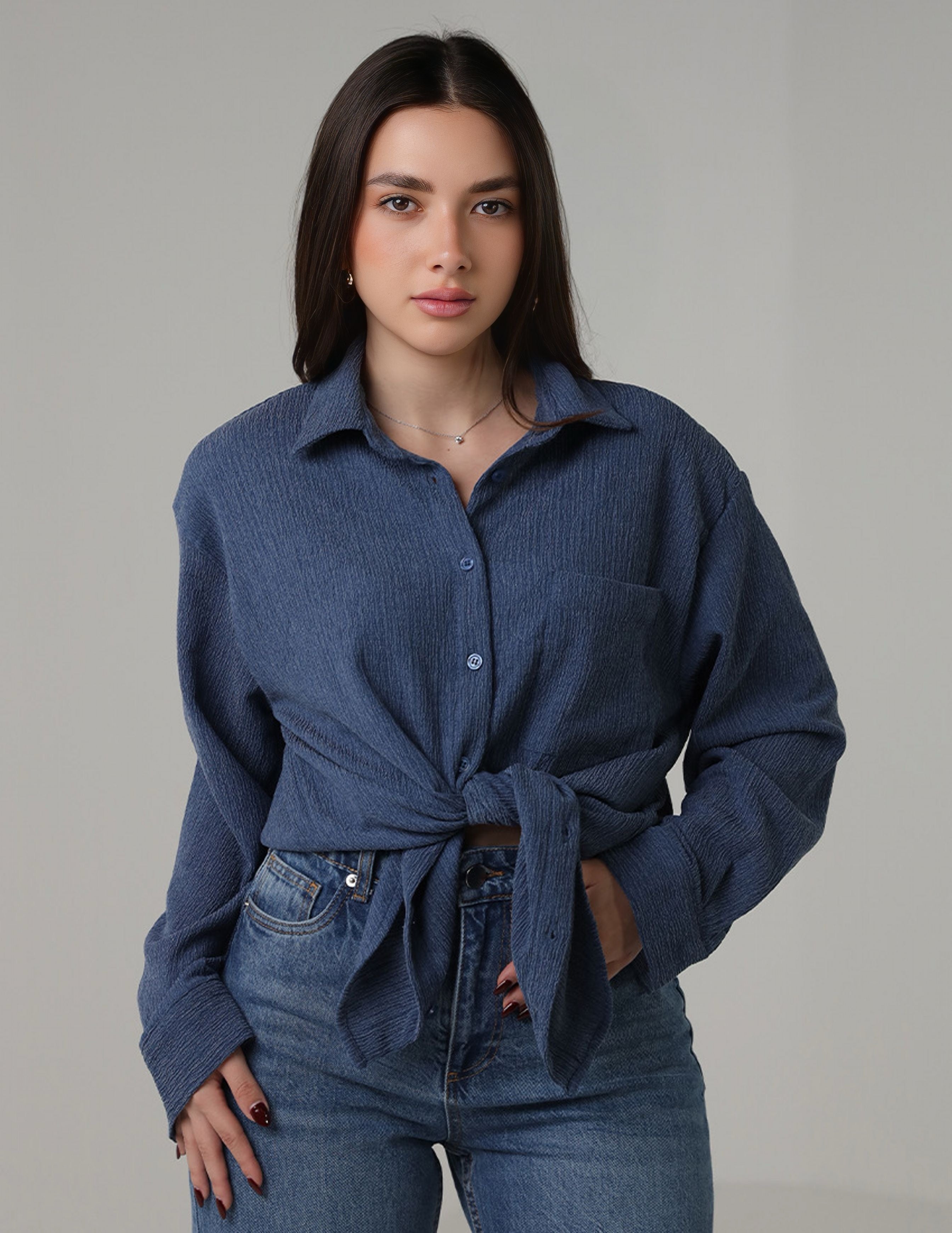 قميص بأزرار مع جيب أمامي