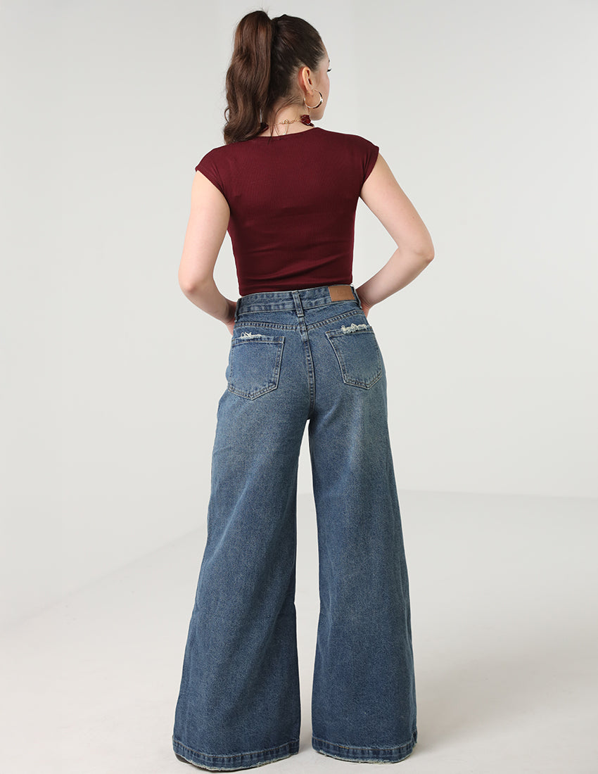 بنطال جينز أزرق واسع الساقين