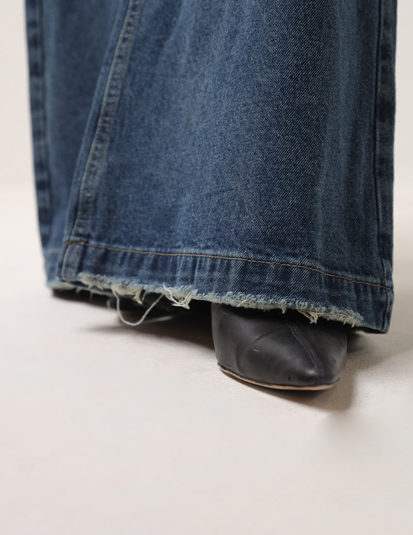 بنطال جينز أزرق واسع الساقين