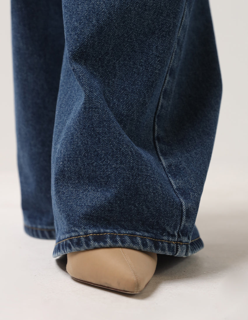 بنطال جينز أزرق واسع الساقين