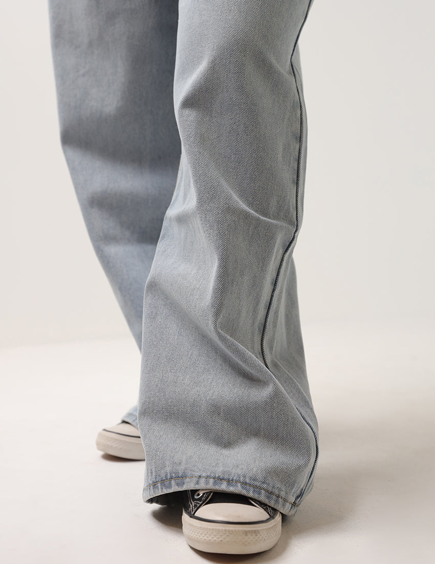 بنطال جينز واسع الساق