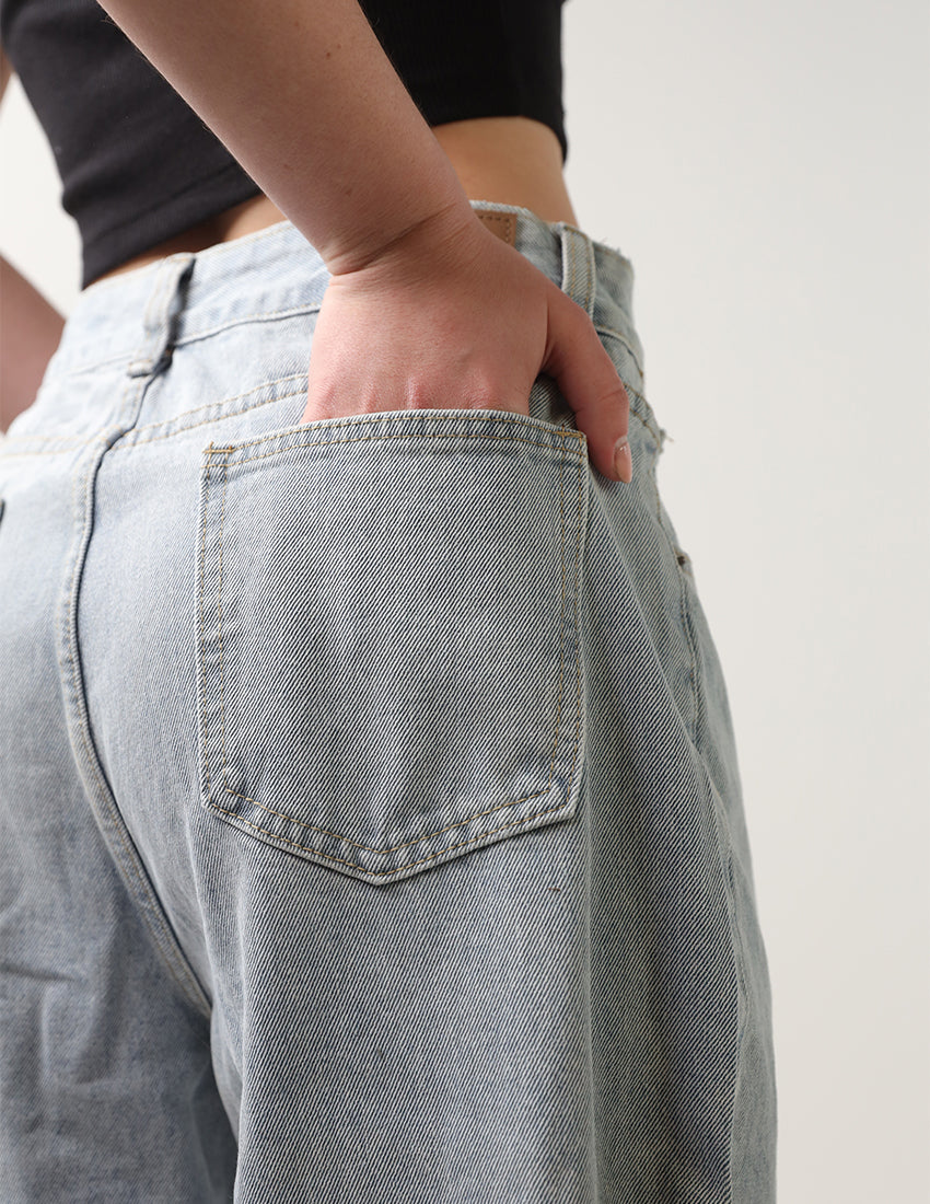 بنطال جينز واسع الساق