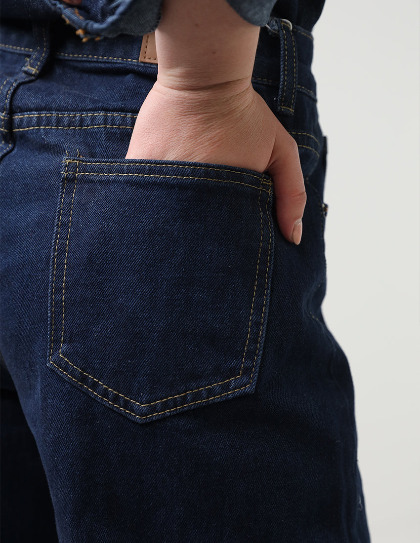 بنطال جينز واسع الساق باللون الأزرق الداكن