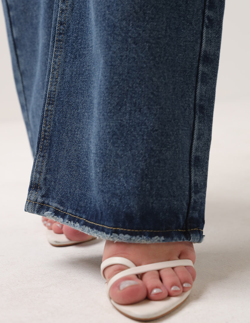 بنطال جينز بقصّة مستقيمة