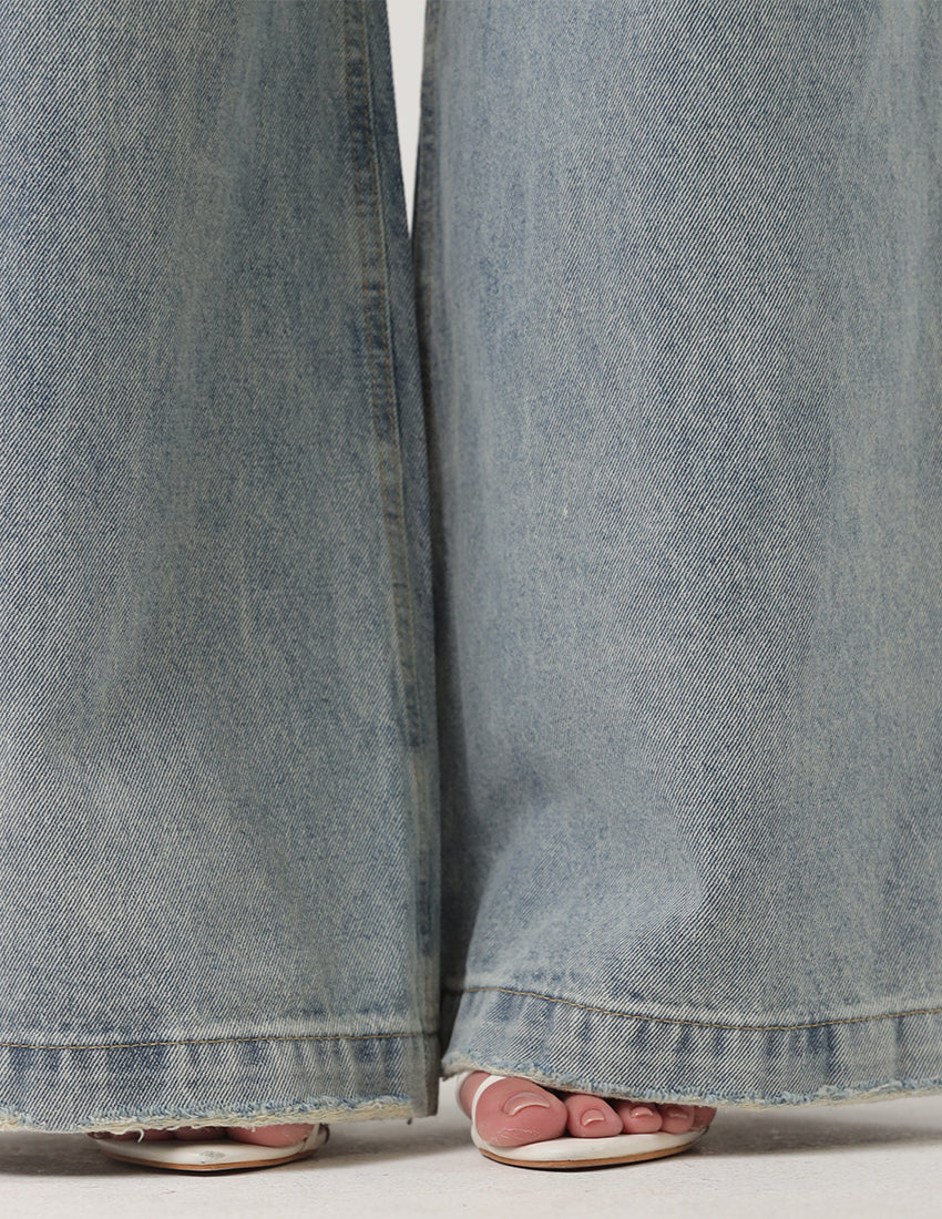 Wide Legged Jeans