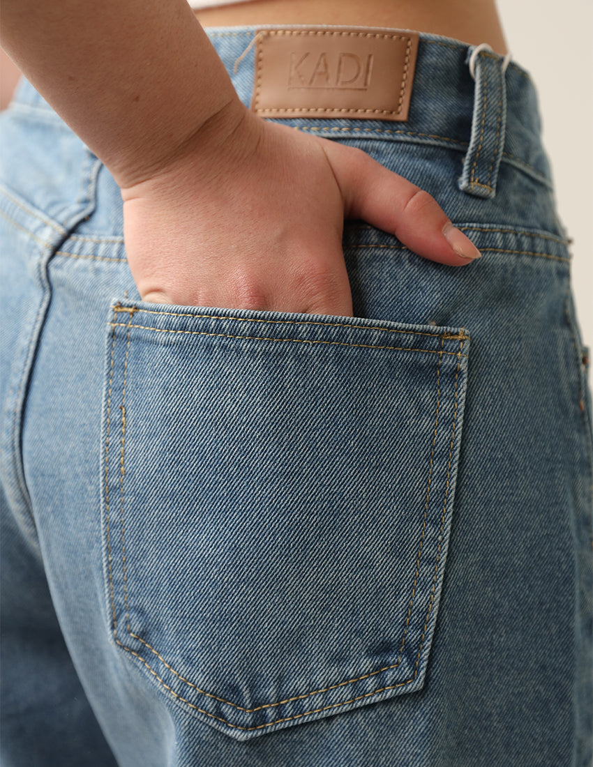 بنطال جينز واسع الساق