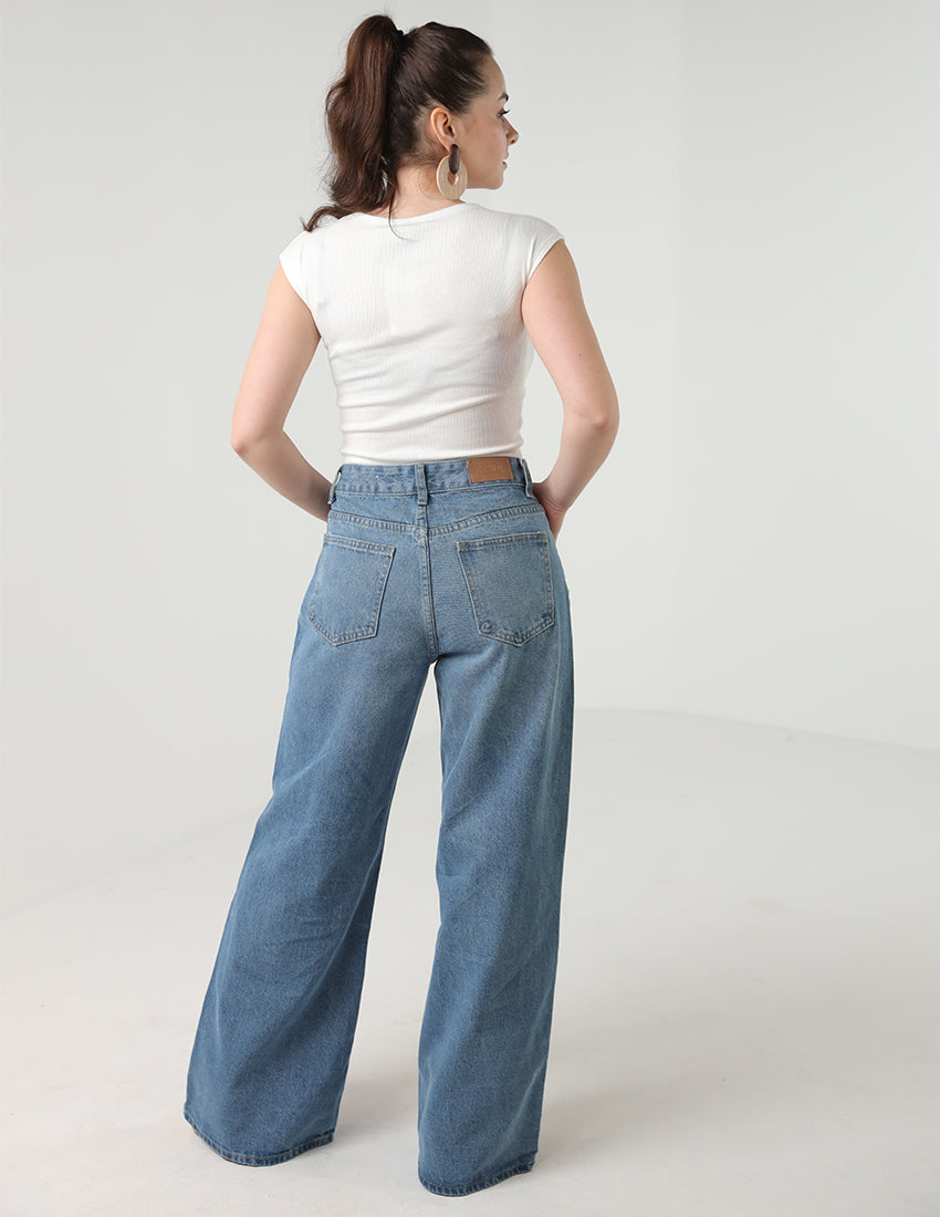 بنطال جينز واسع الساق