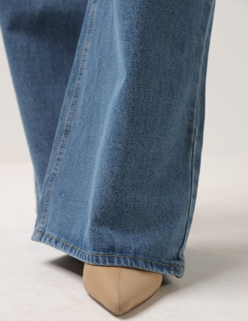 Wide Legged Jeans