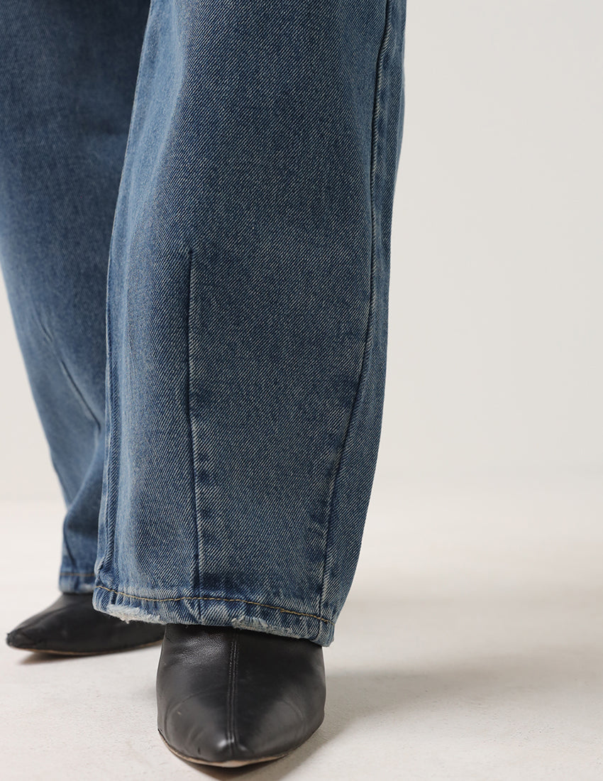 بنطال جينز بقصّة مستقيمة