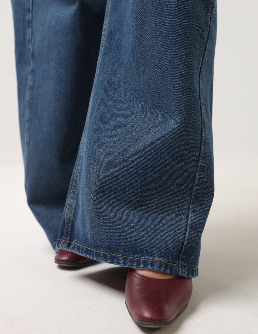 بنطال جينز واسع الساق