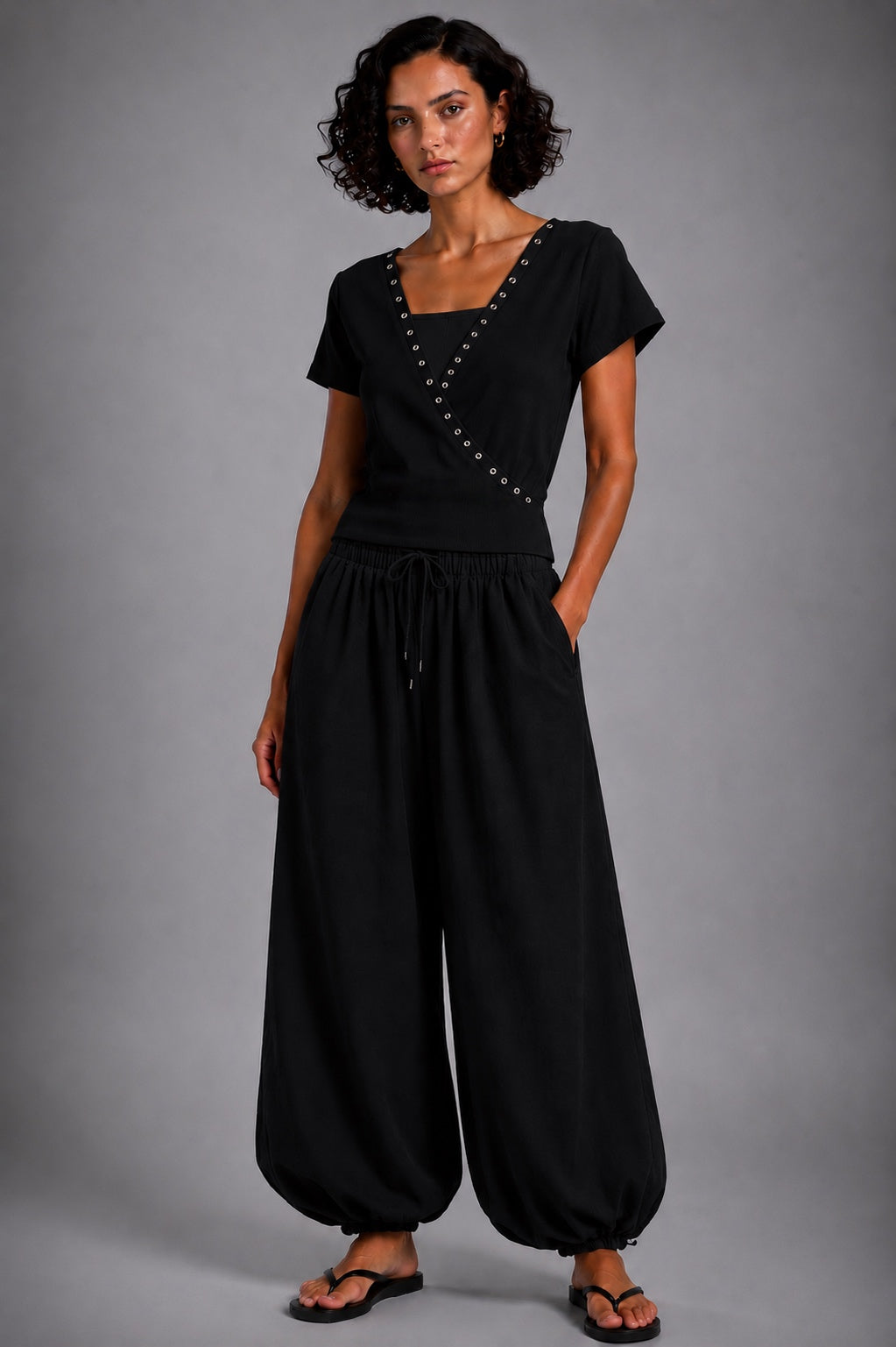 Balloon-cut harem trousers featuring a comfortable elastic waist and wide legs finished with elasticated cuffs.