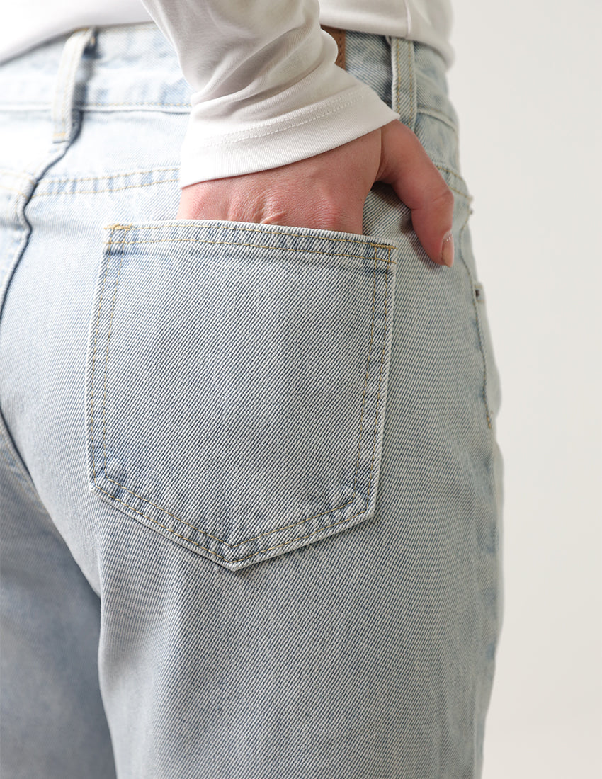 بنطال جينز بقصّة مستقيمة