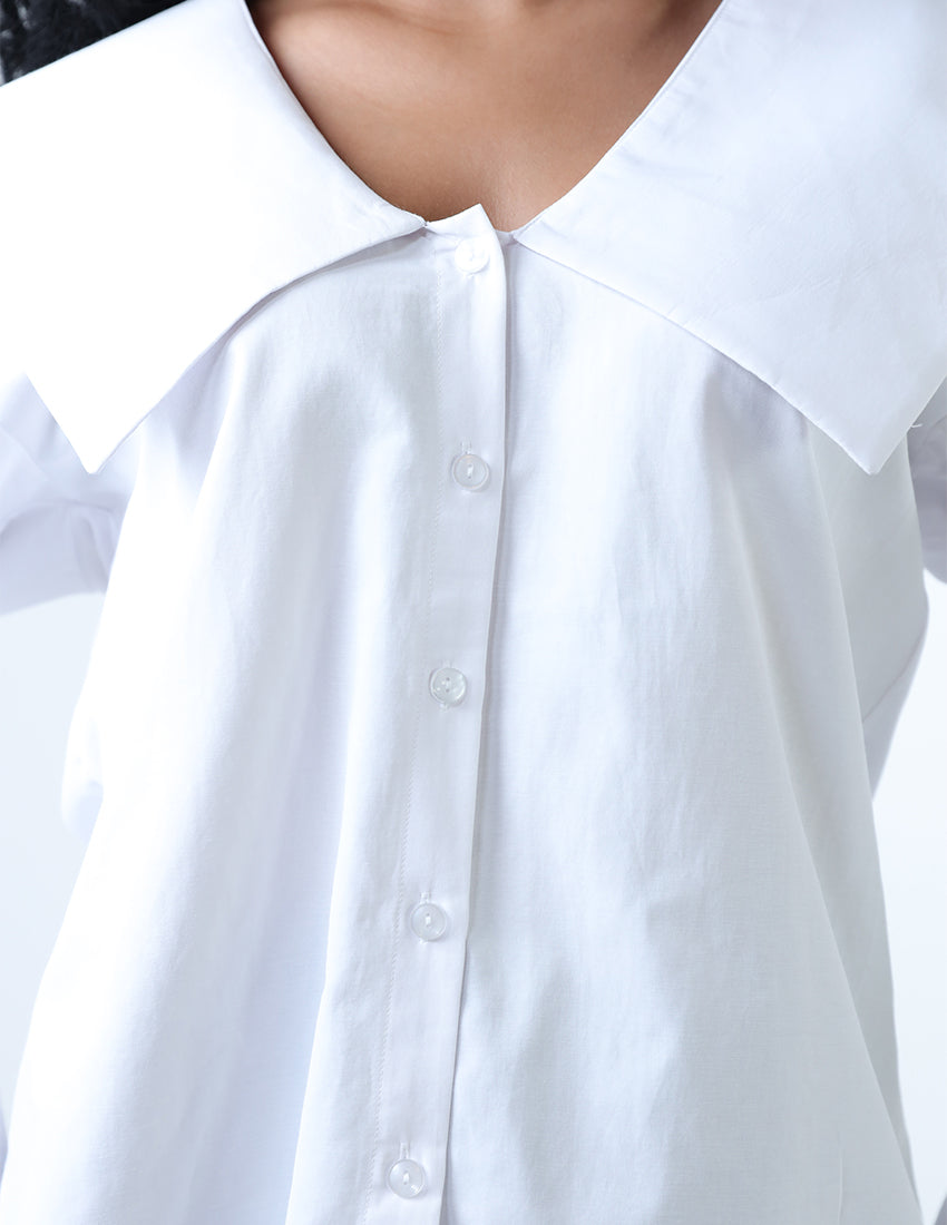 قميص ذو ياقة واسعة