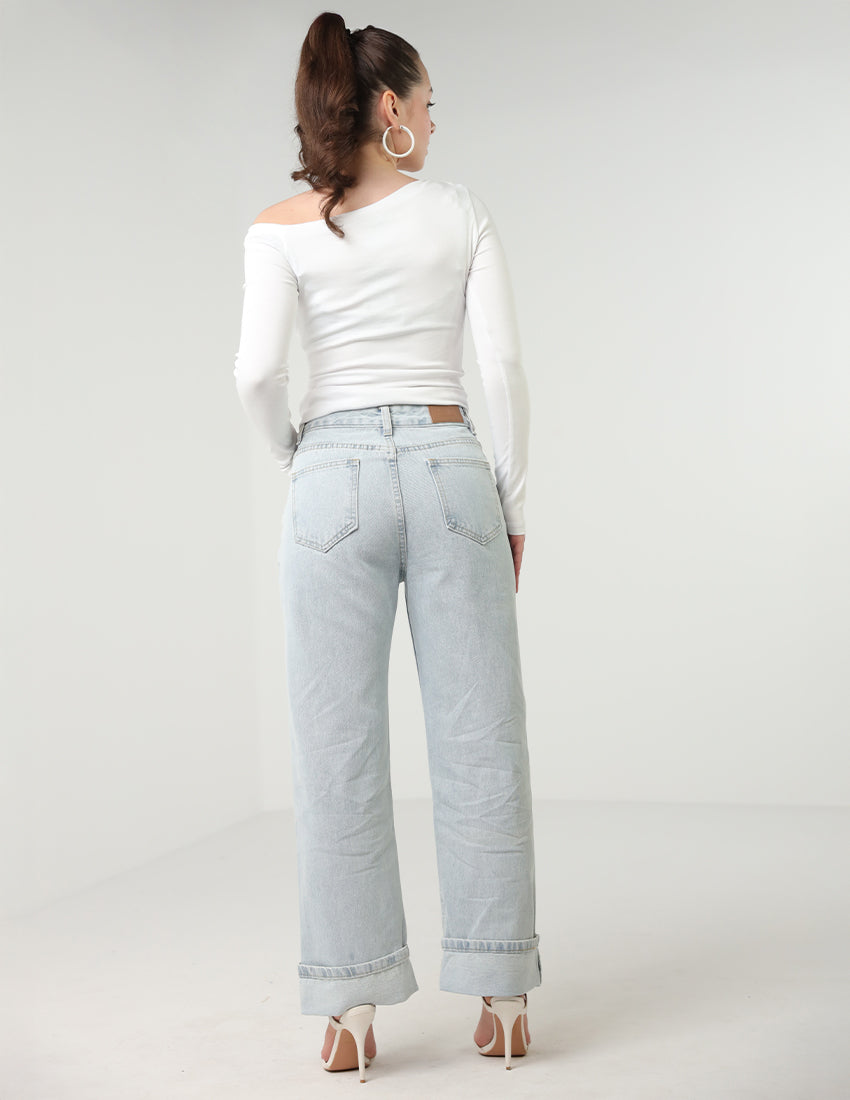 بنطال جينز بقصّة مستقيمة