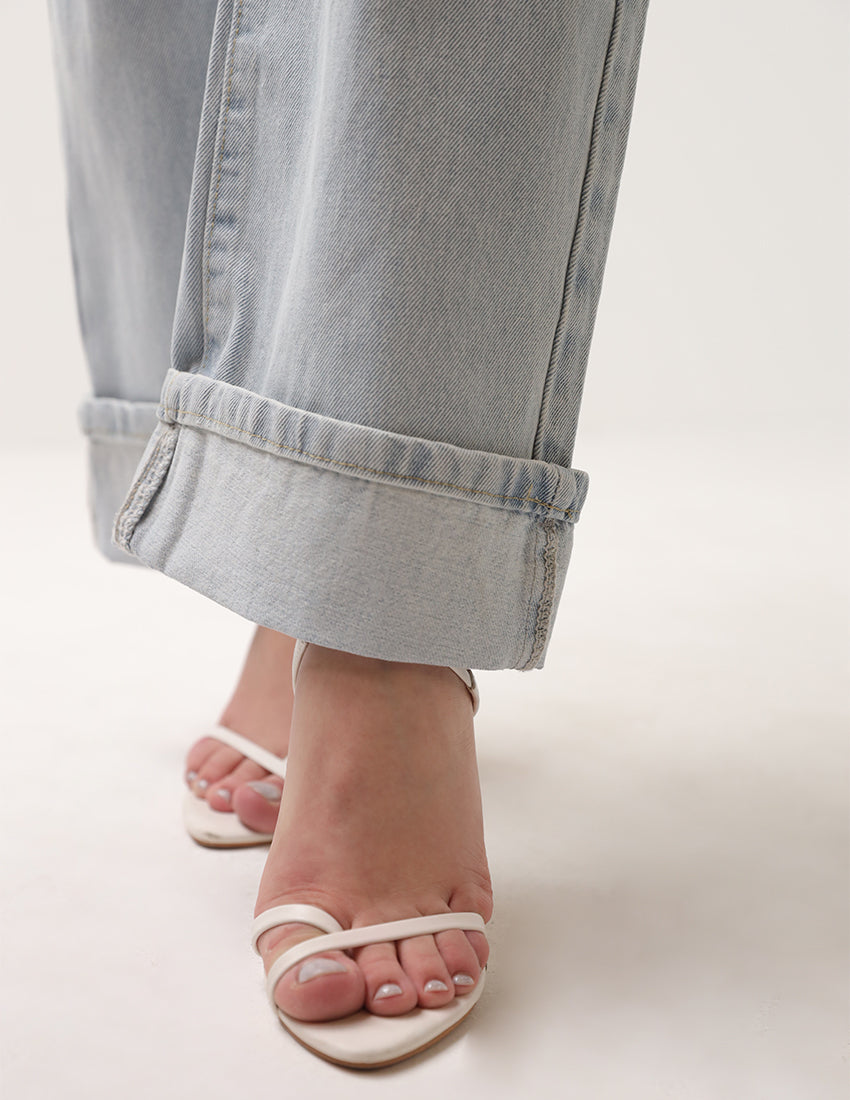 بنطال جينز بقصّة مستقيمة