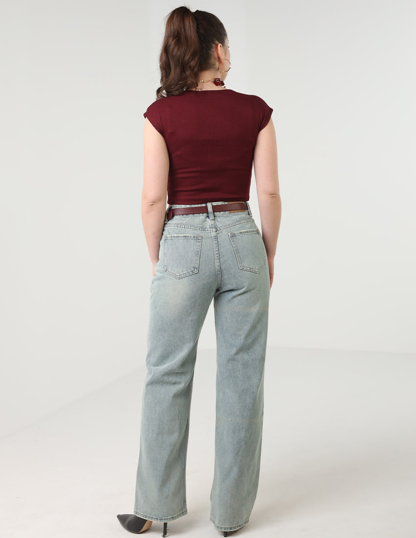 بنطال جينز بقصّة مستقيمة