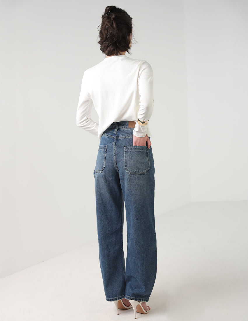 بنطال جينز بقصّة مستقيمة