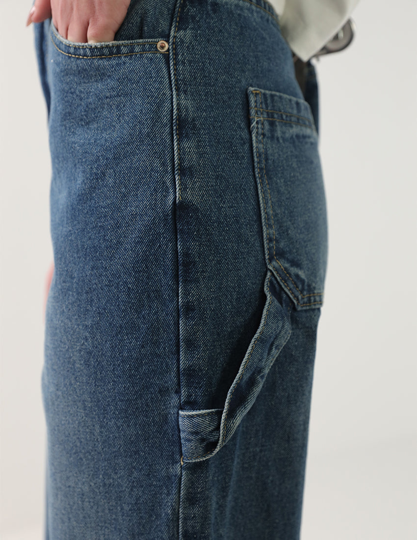 بنطال جينز بقصّة مستقيمة