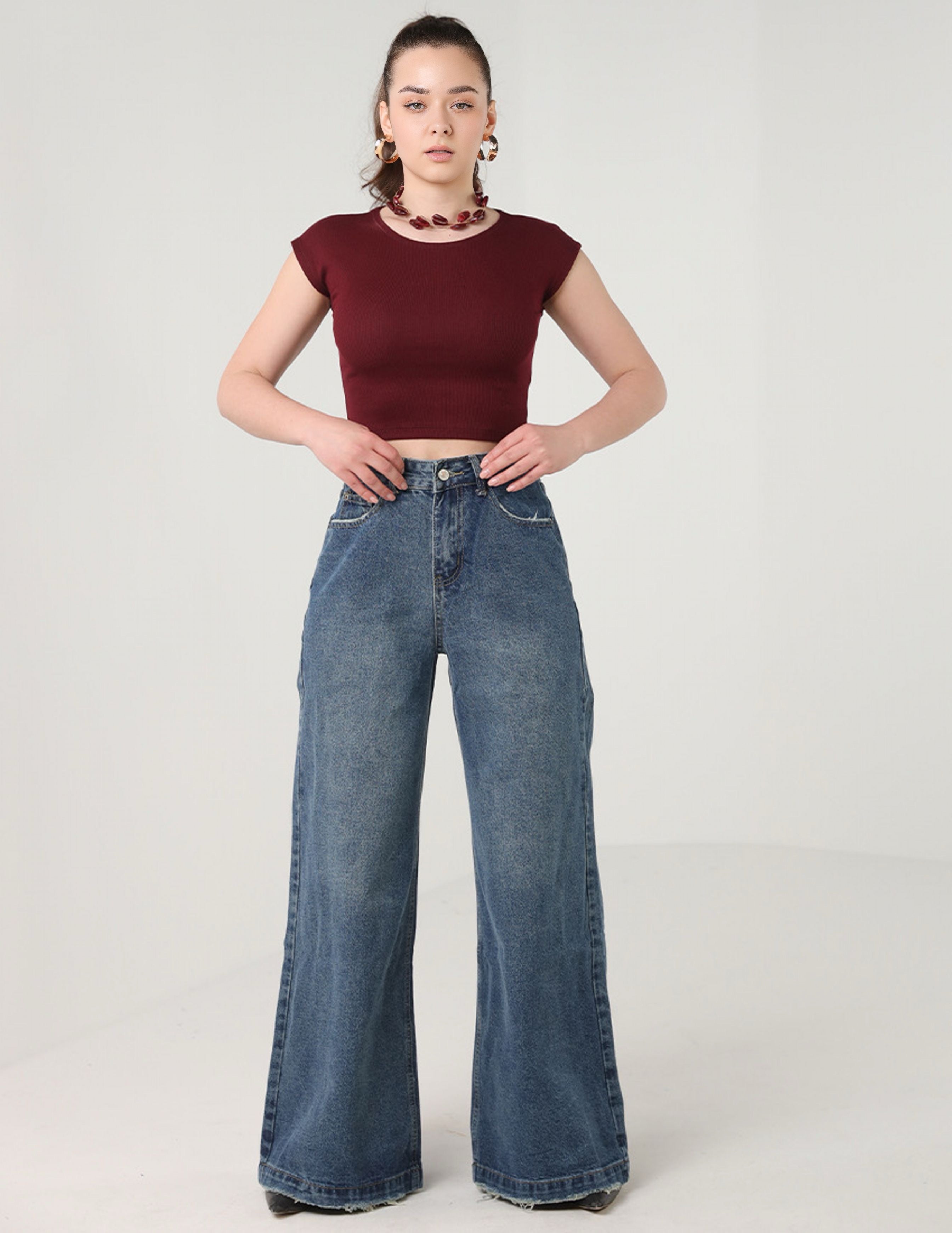 بنطال جينز أزرق واسع الساقين