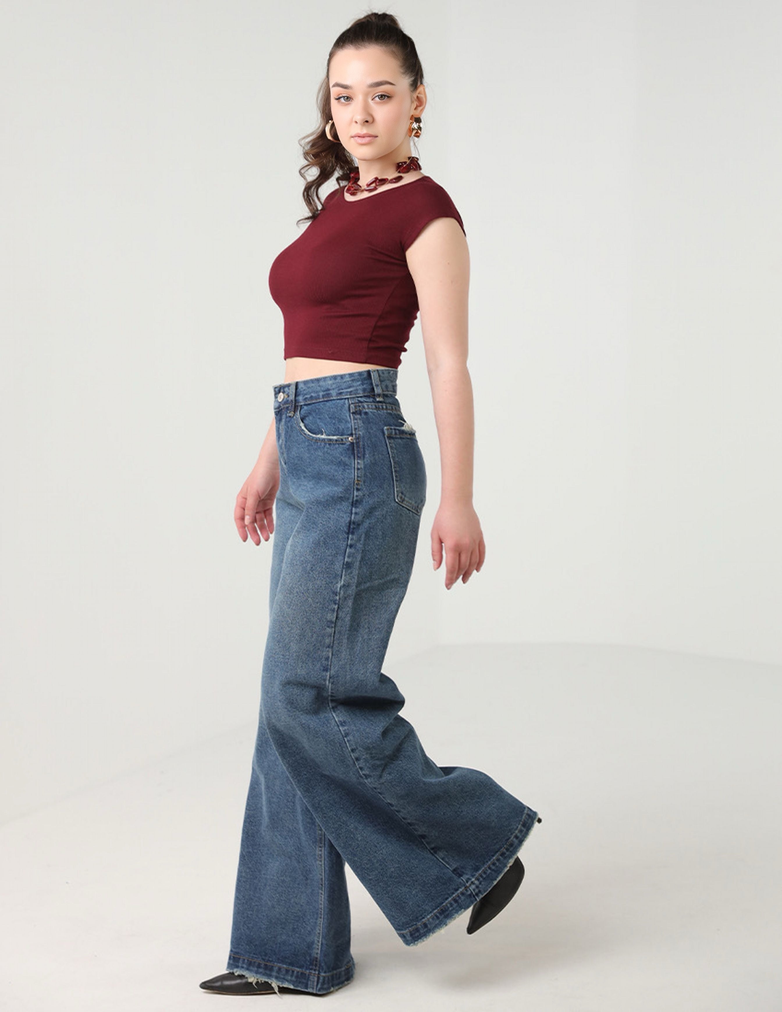 بنطال جينز أزرق واسع الساقين