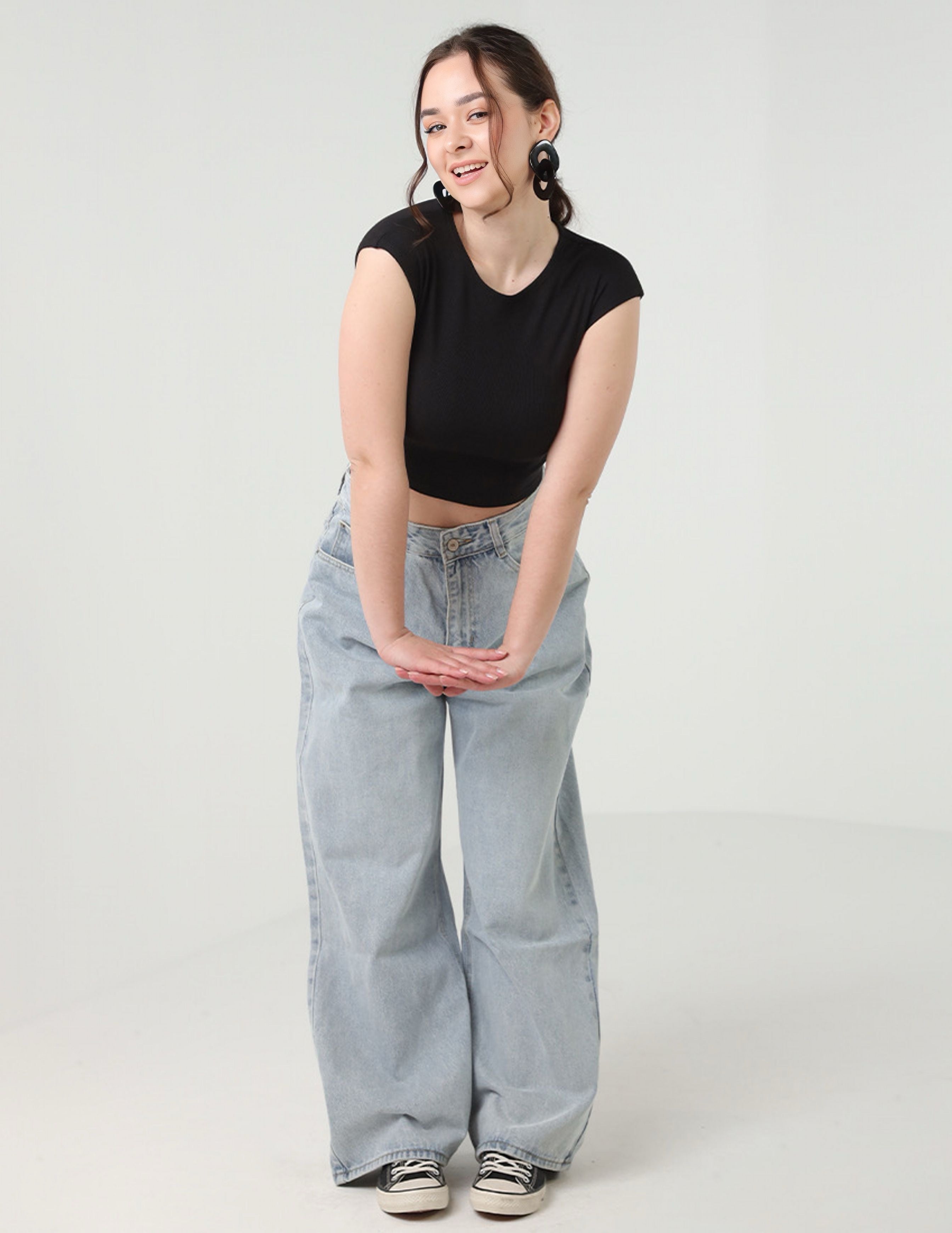 بنطال جينز واسع الساق