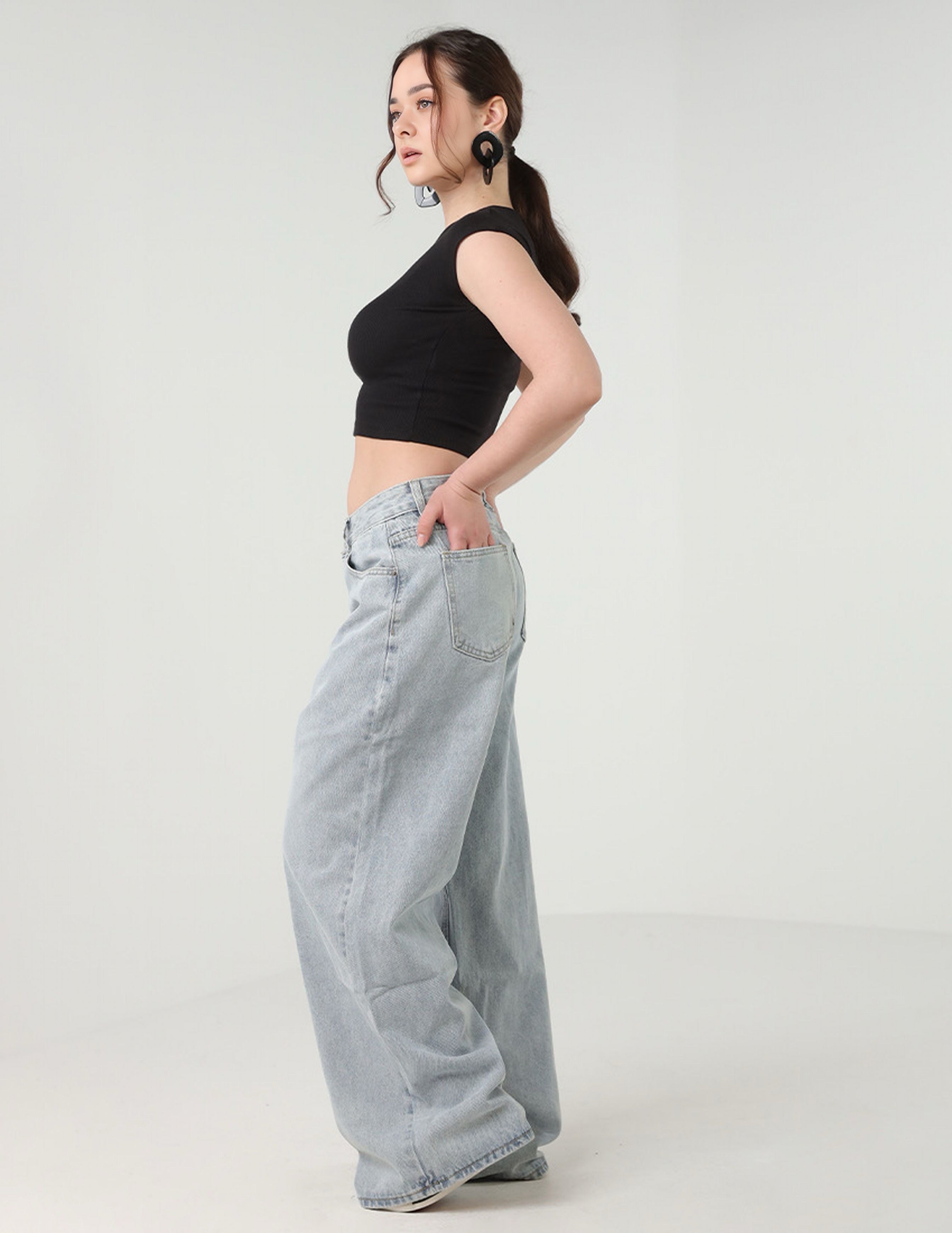 بنطال جينز واسع الساق