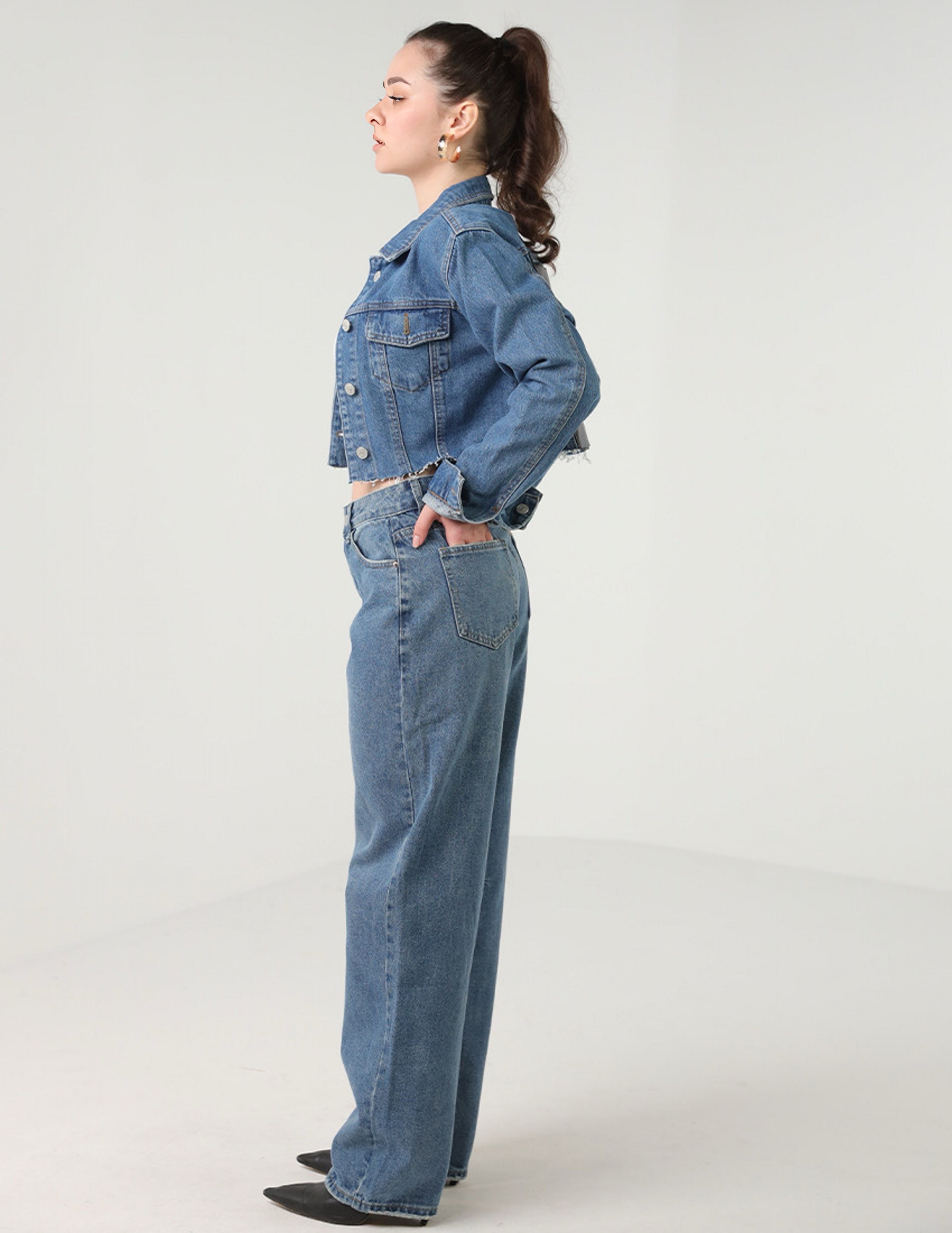 بنطال جينز بقصّة مستقيمة