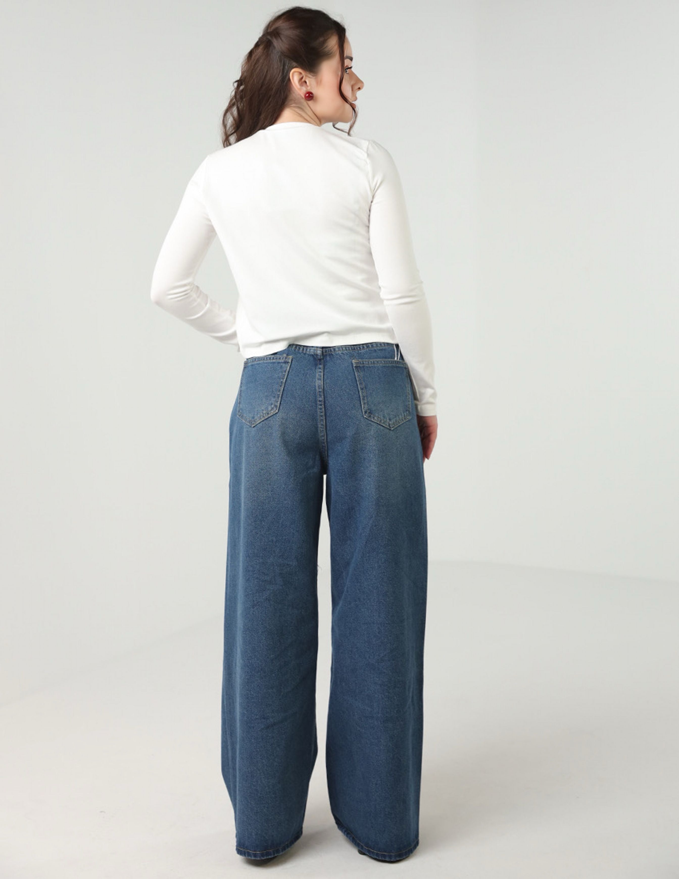 بنطال جينز واسع الساق