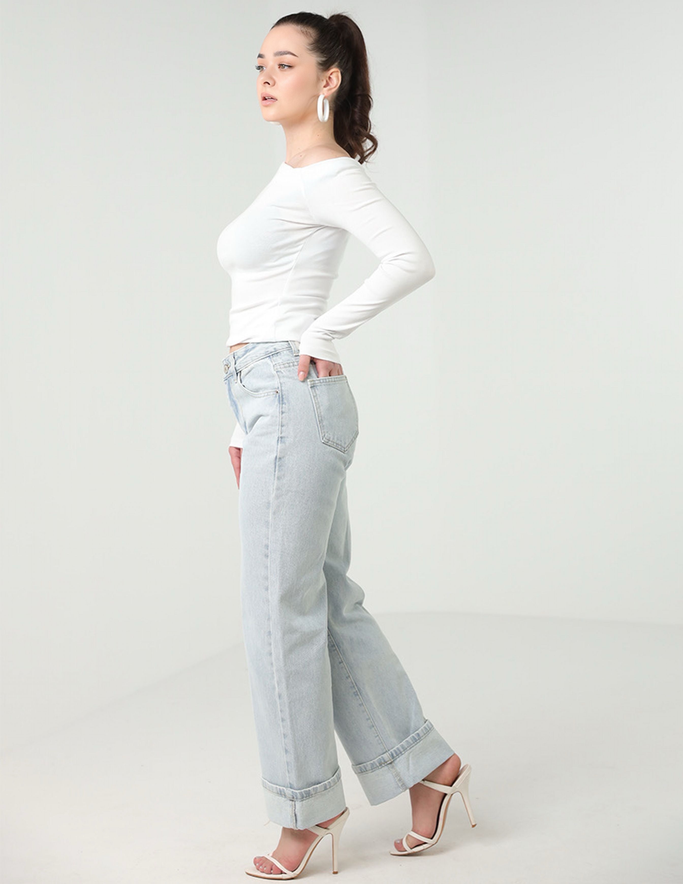 بنطال جينز بقصّة مستقيمة