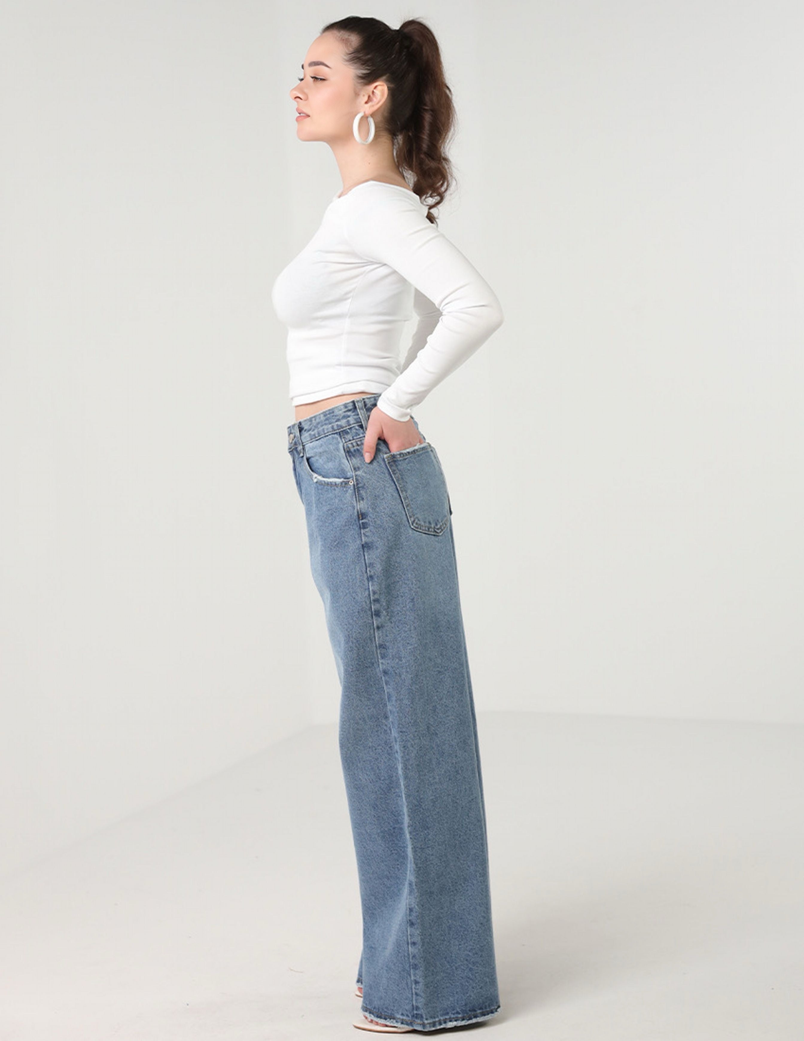 بنطال جينز واسع الساق