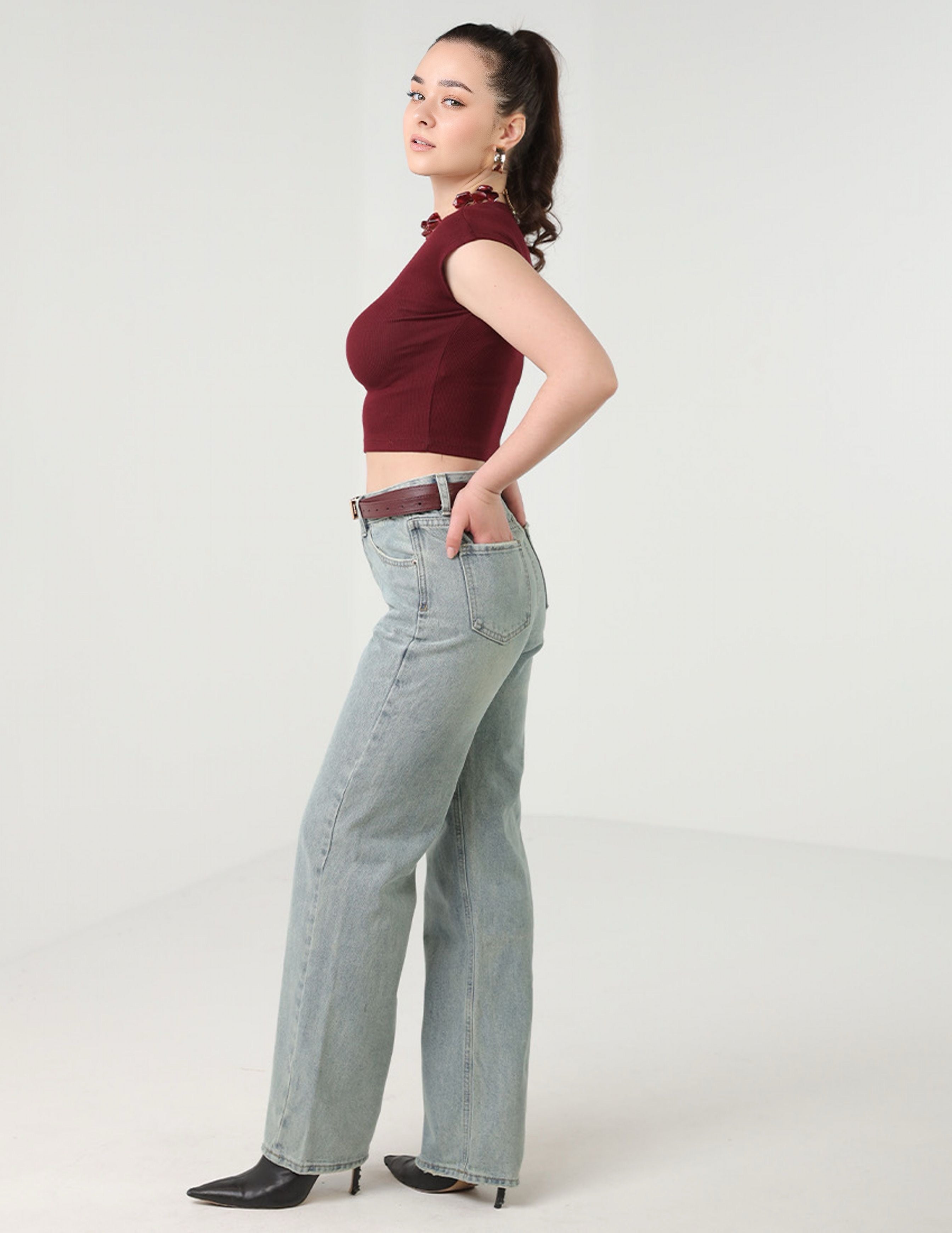 بنطال جينز بقصّة مستقيمة