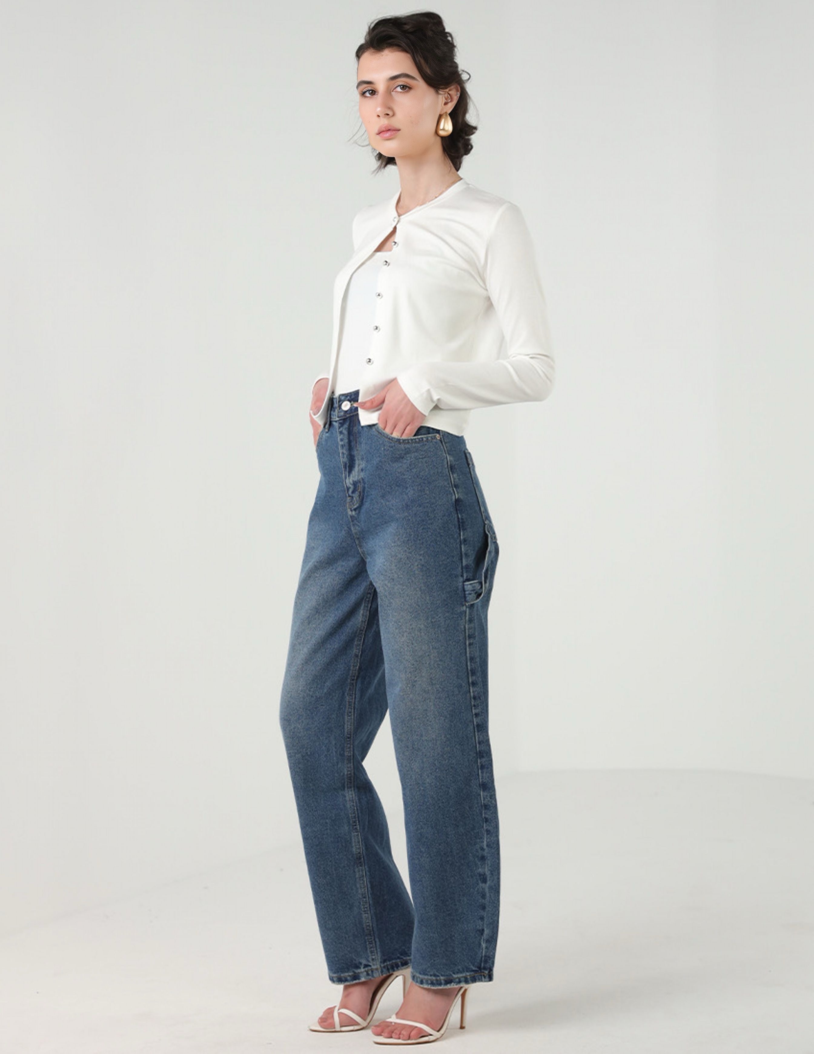 بنطال جينز بقصّة مستقيمة