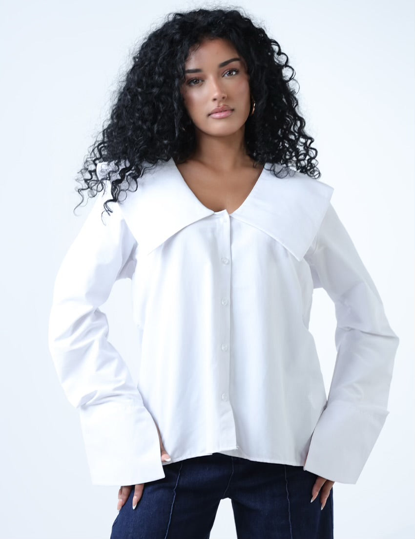 قميص ذو ياقة واسعة