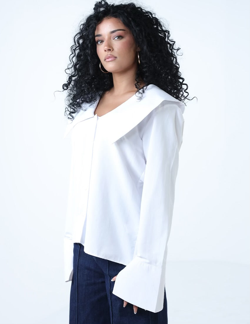 قميص ذو ياقة واسعة