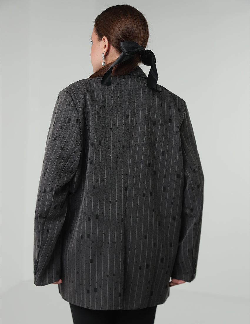 سترة رمادية كبيرة الحجم