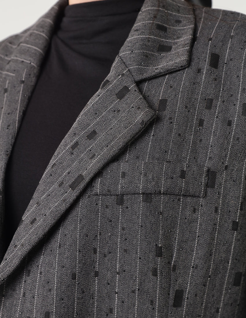 سترة رمادية كبيرة الحجم